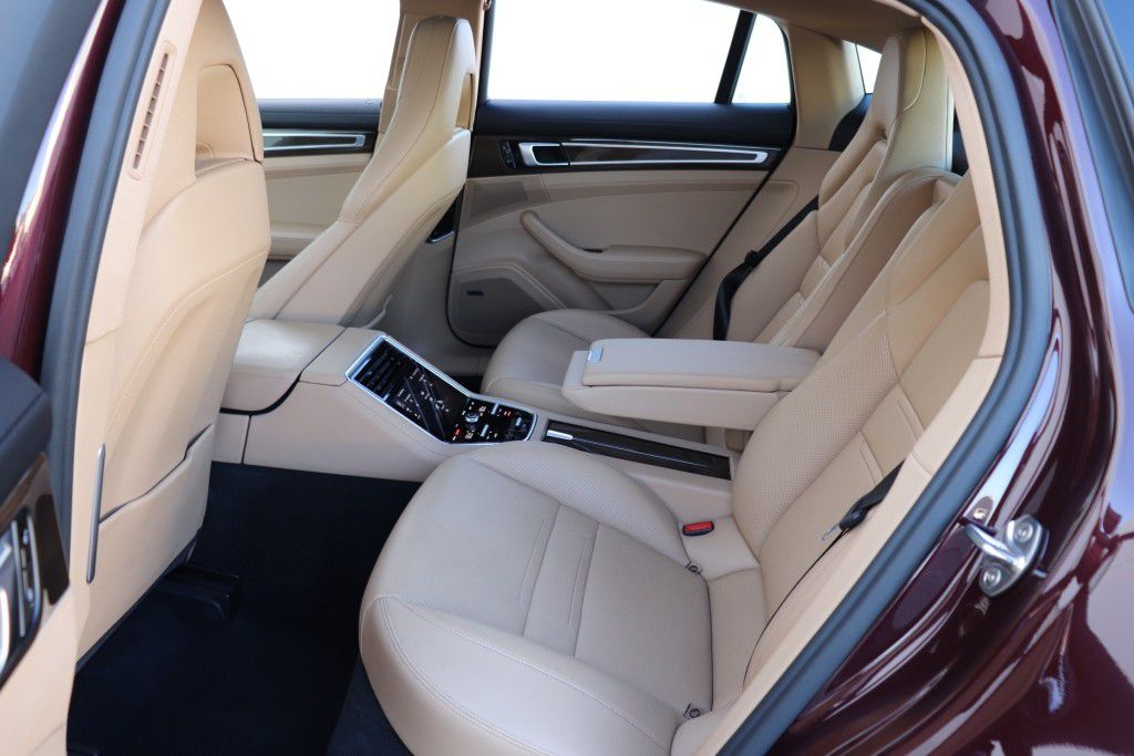 Photo 20 of this PORSCHE PANAMERA