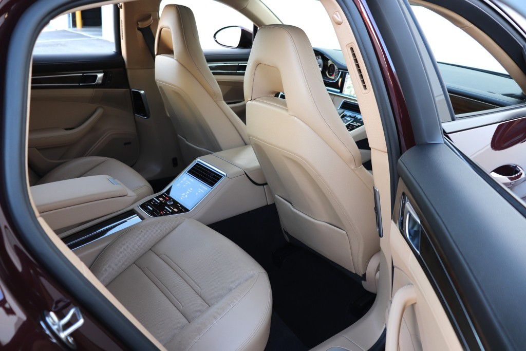 Photo 28 of this PORSCHE PANAMERA