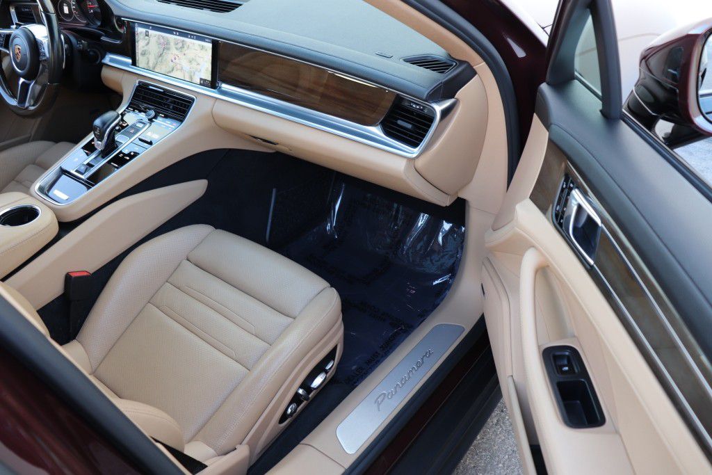 Photo 31 of this PORSCHE PANAMERA