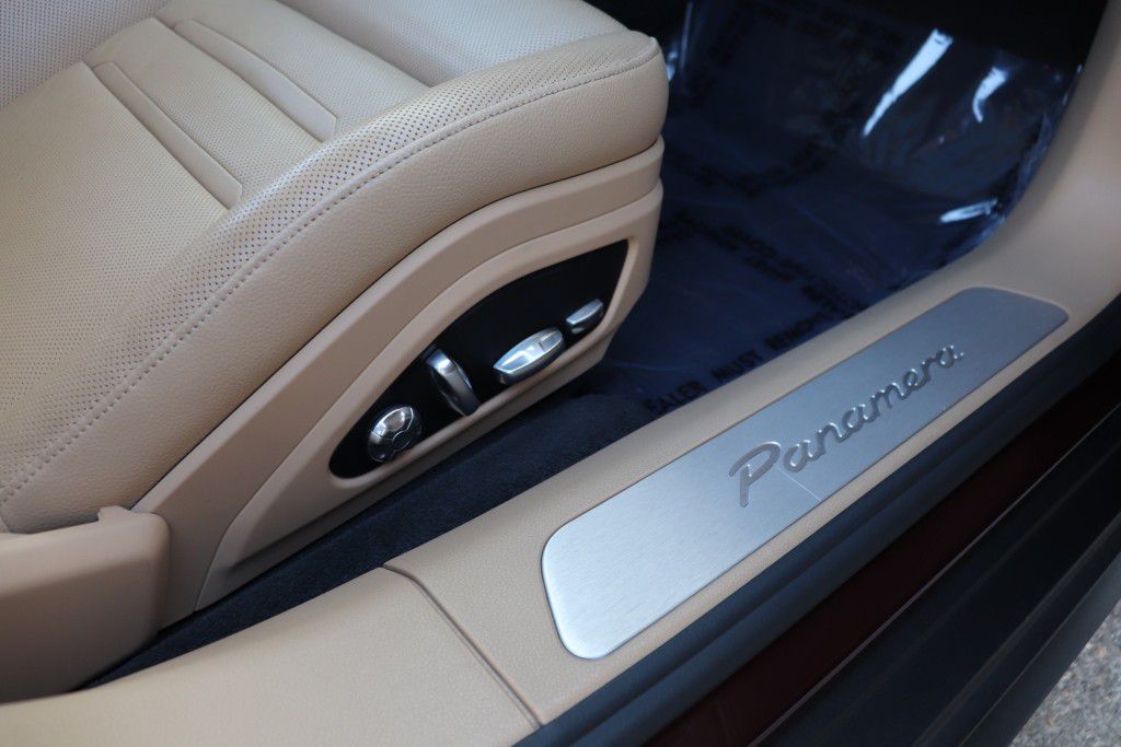 Photo 32 of this PORSCHE PANAMERA