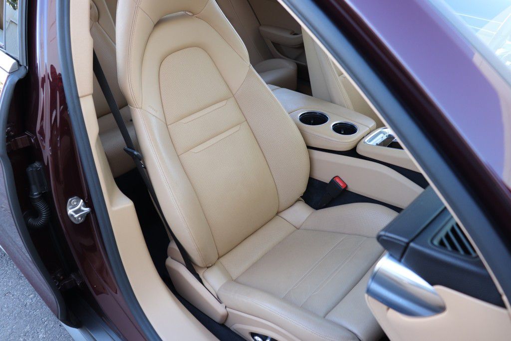Photo 34 of this PORSCHE PANAMERA