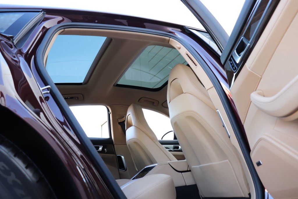 Photo 36 of this PORSCHE PANAMERA