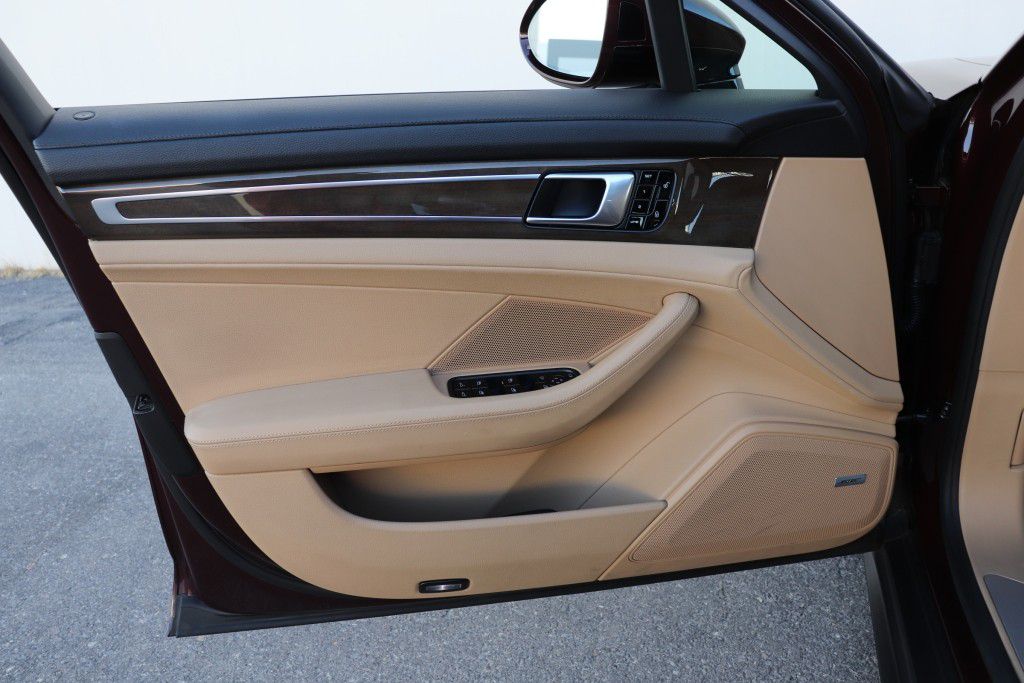 Photo 38 of this PORSCHE PANAMERA