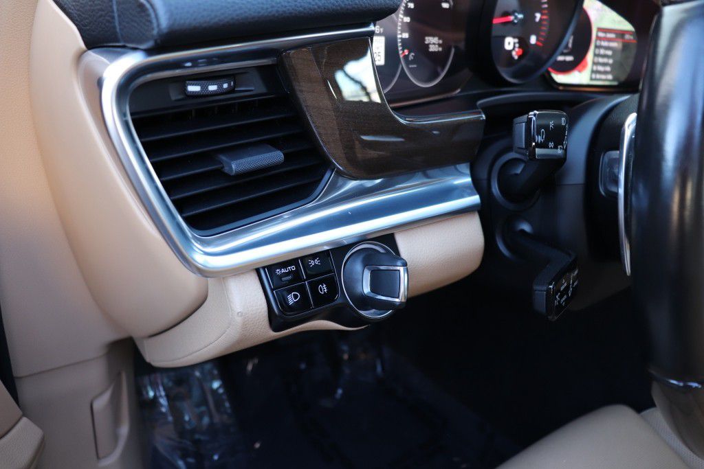 Photo 40 of this PORSCHE PANAMERA