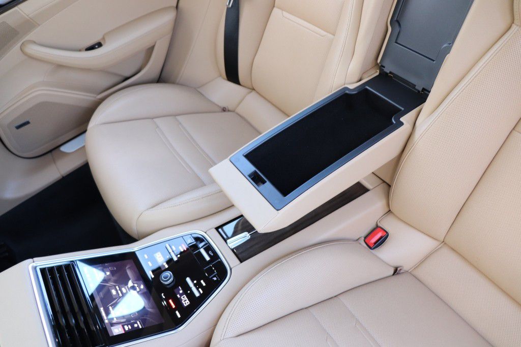 Photo 66 of this PORSCHE PANAMERA
