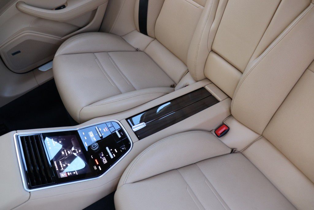 Photo 67 of this PORSCHE PANAMERA