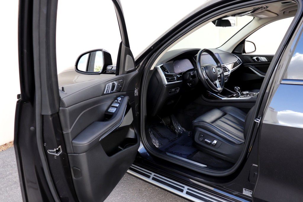 Photo 2 of this BMW X7 XDRIVE40I