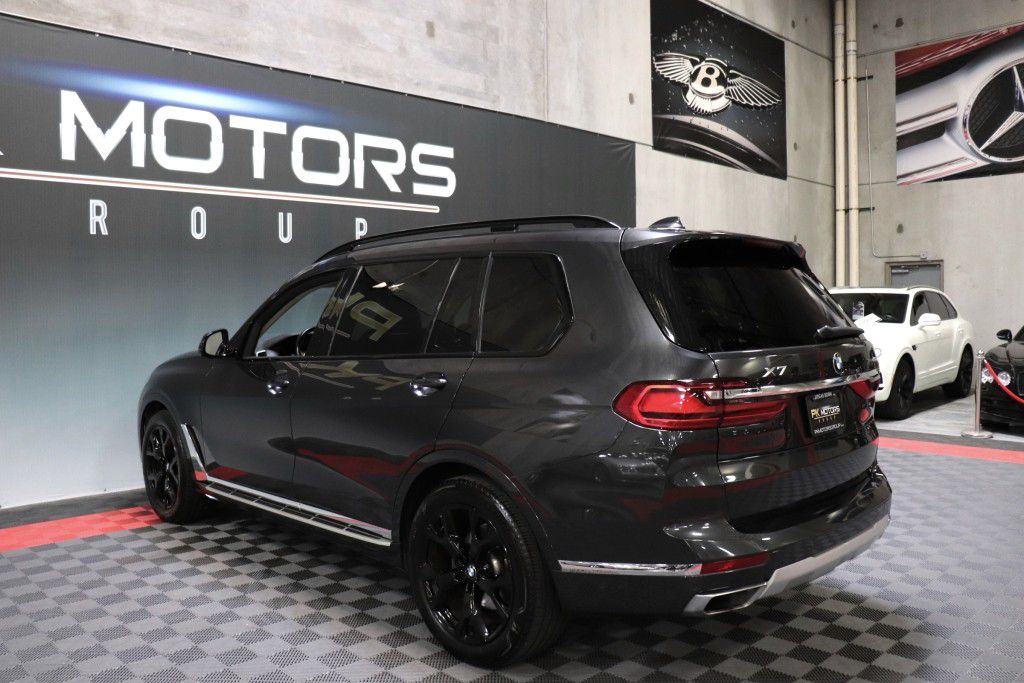 Photo 4 of this BMW X7 XDRIVE40I
