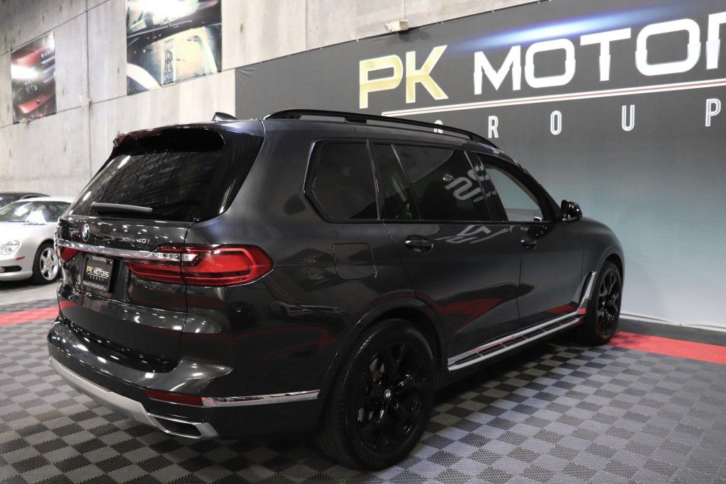 Photo 8 of this BMW X7 XDRIVE40I
