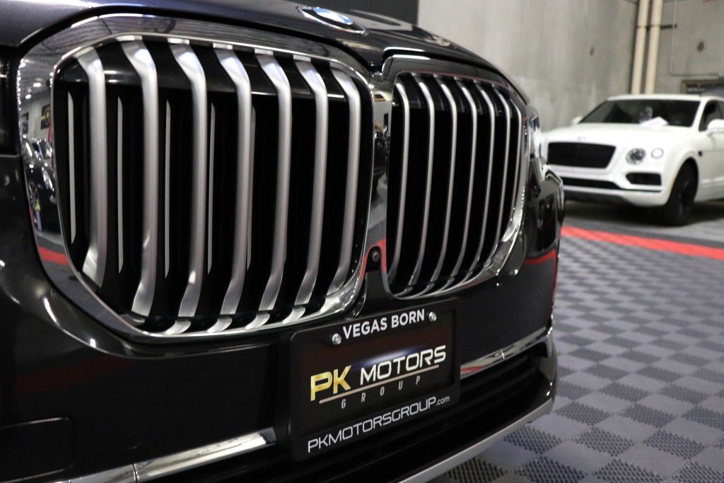 Photo 13 of this BMW X7 XDRIVE40I