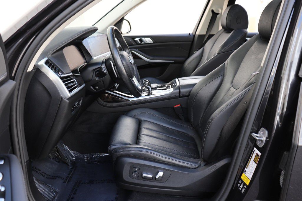 Photo 17 of this BMW X7 XDRIVE40I