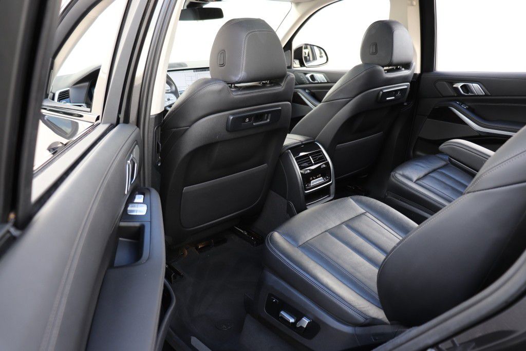 Photo 19 of this BMW X7 XDRIVE40I