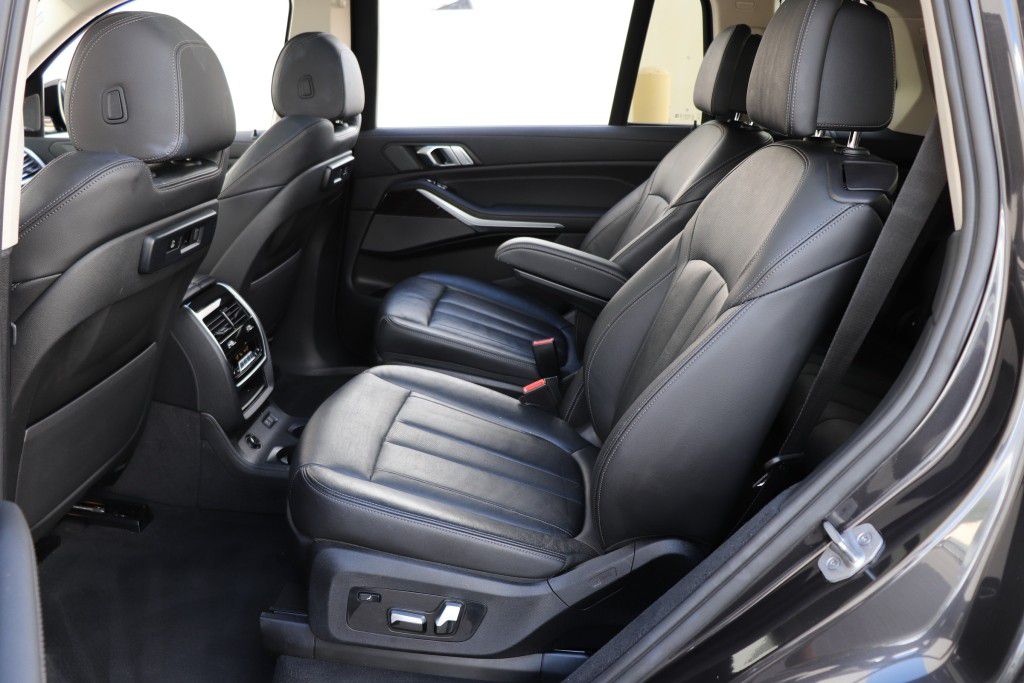 Photo 20 of this BMW X7 XDRIVE40I