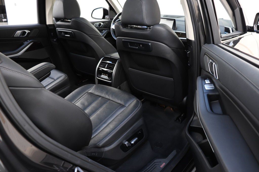 Photo 30 of this BMW X7 XDRIVE40I