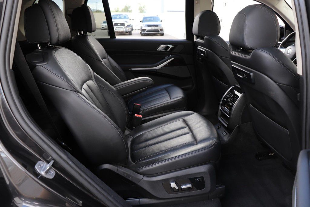 Photo 31 of this BMW X7 XDRIVE40I