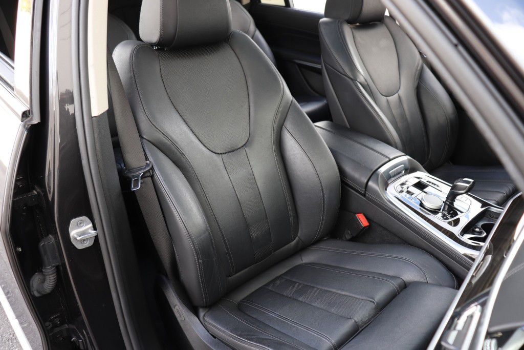 Photo 38 of this BMW X7 XDRIVE40I