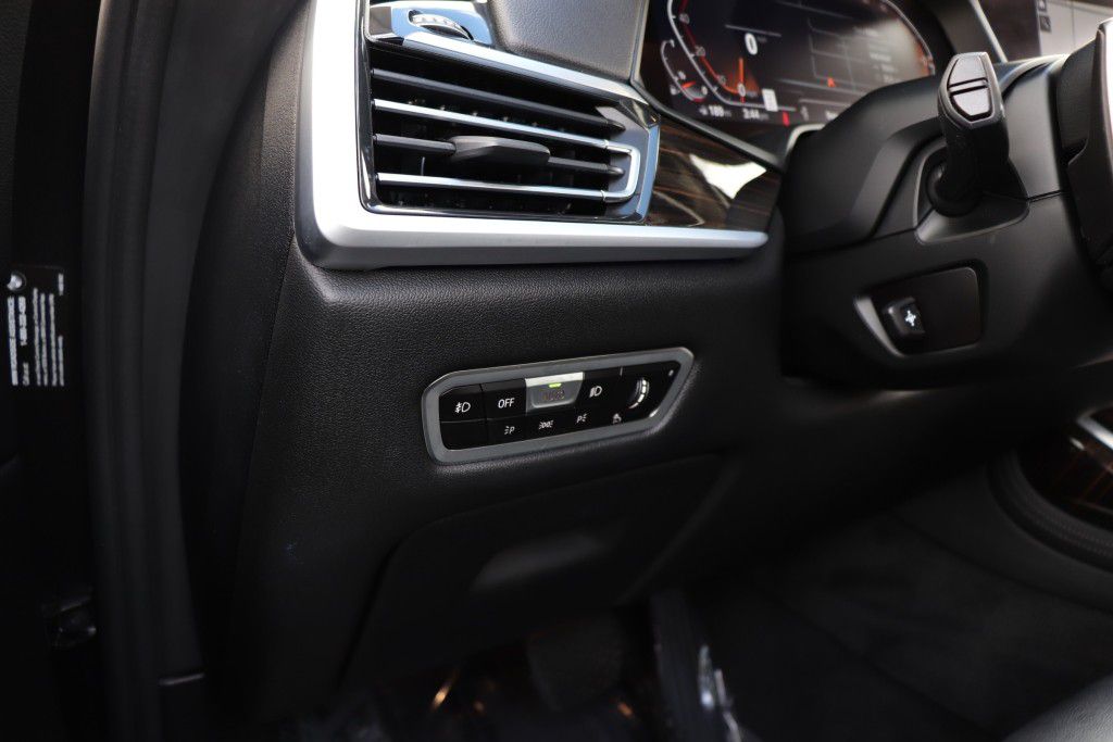 Photo 44 of this BMW X7 XDRIVE40I