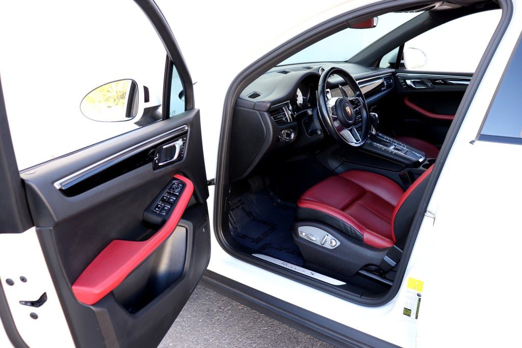 Photo 2 of this PORSCHE MACAN S