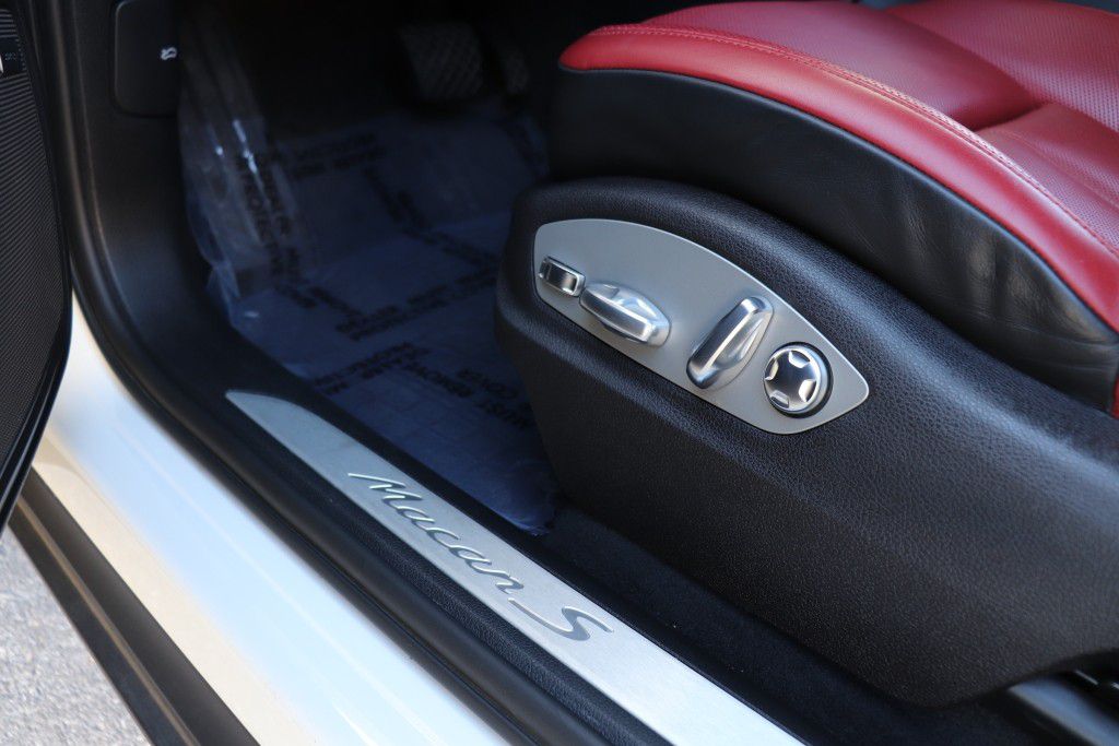 Photo 16 of this PORSCHE MACAN S