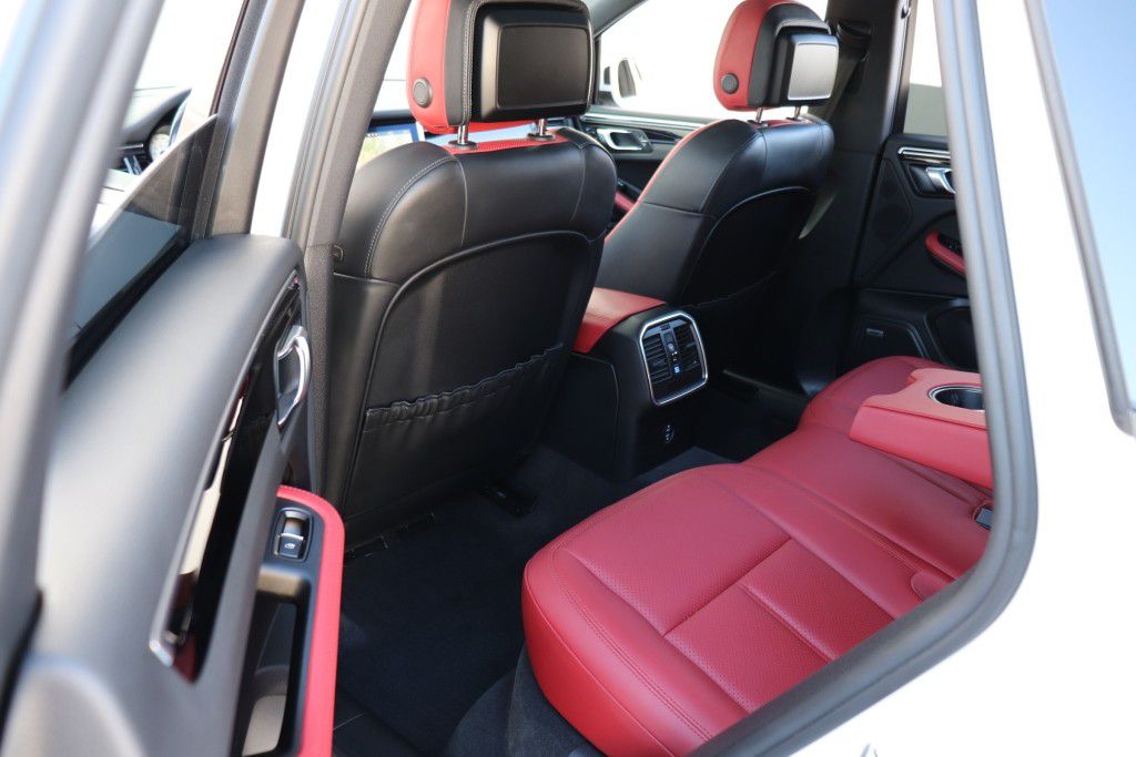 Photo 19 of this PORSCHE MACAN S