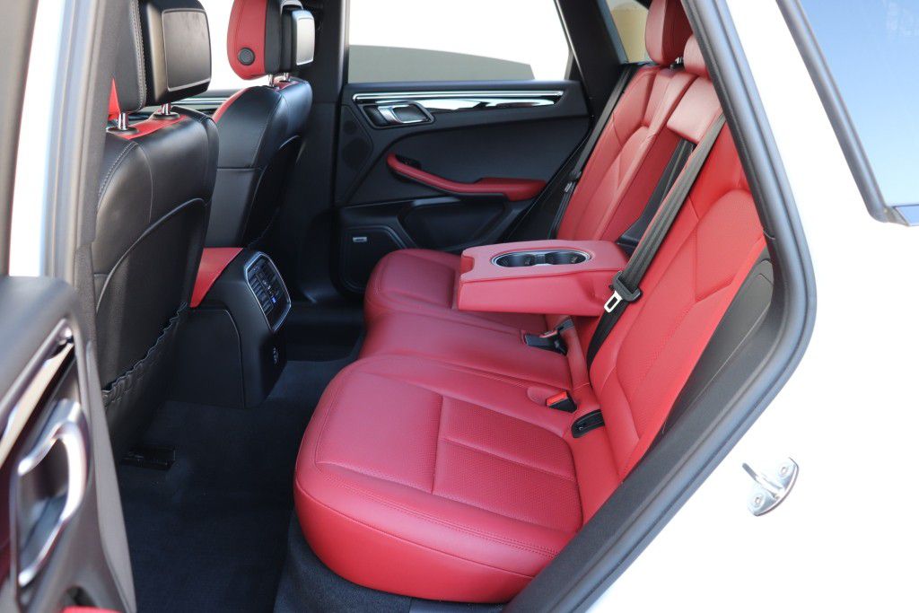 Photo 20 of this PORSCHE MACAN S