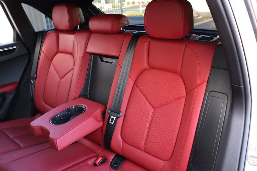 Photo 21 of this PORSCHE MACAN S