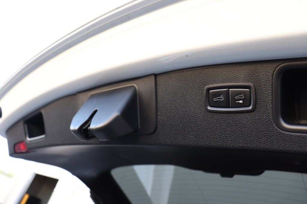 Photo 26 of this PORSCHE MACAN S