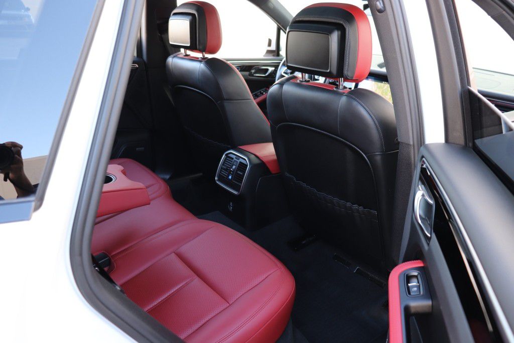 Photo 27 of this PORSCHE MACAN S