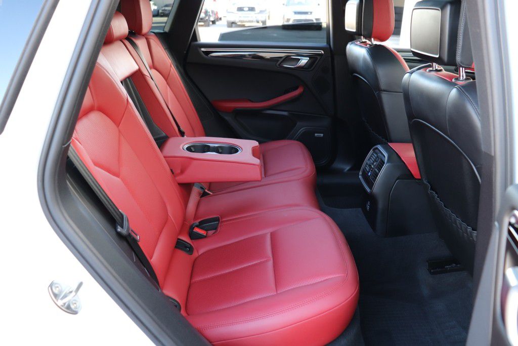 Photo 28 of this PORSCHE MACAN S