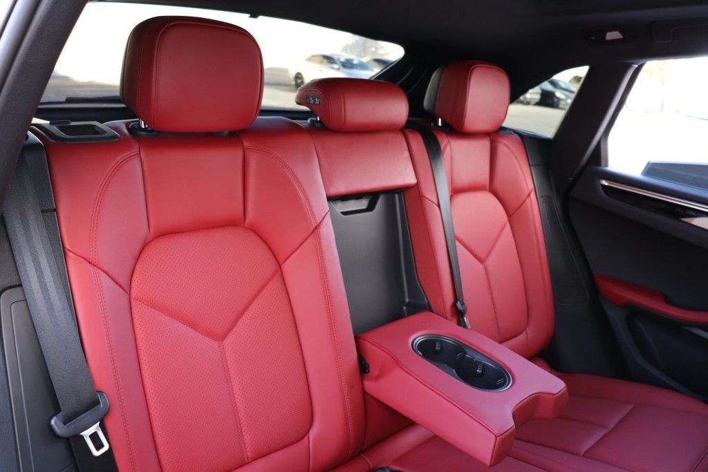 Photo 29 of this PORSCHE MACAN S