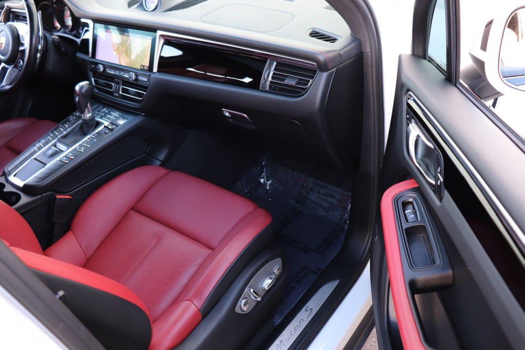Photo 30 of this PORSCHE MACAN S
