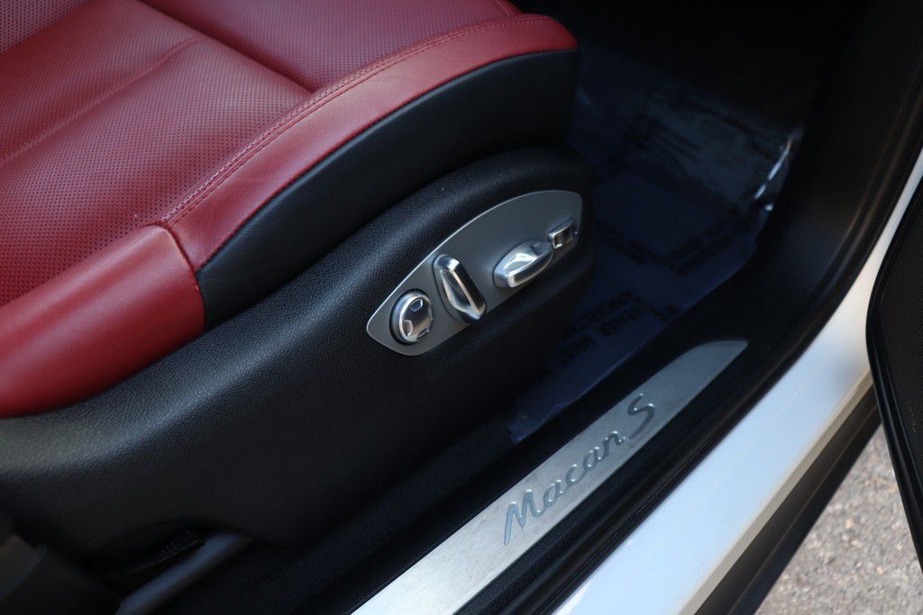 Photo 31 of this PORSCHE MACAN S