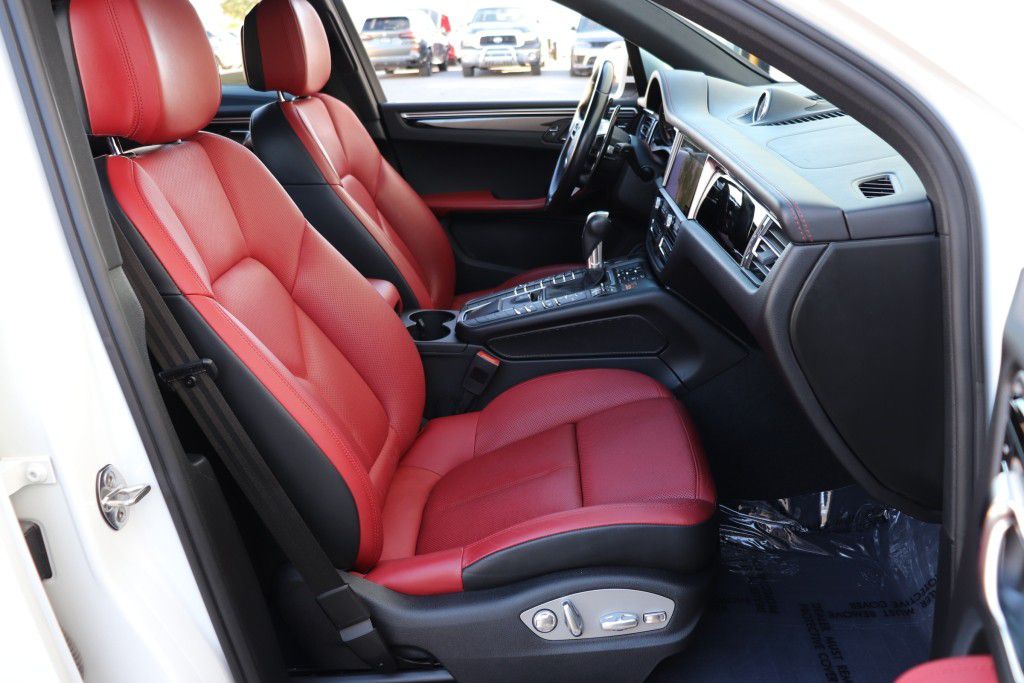 Photo 32 of this PORSCHE MACAN S