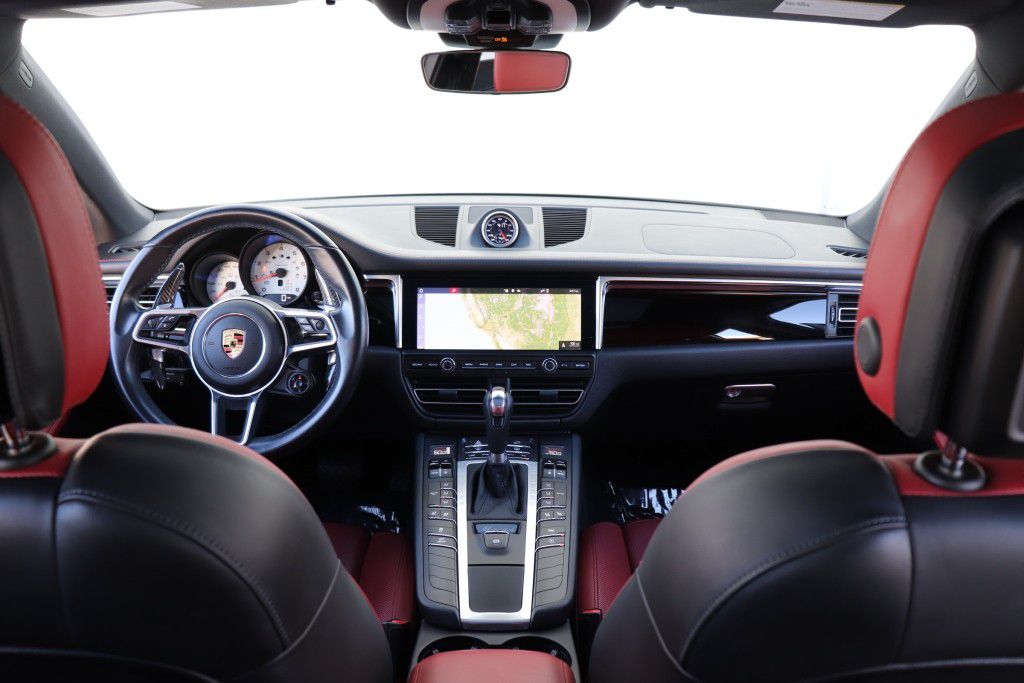 Photo 34 of this PORSCHE MACAN S