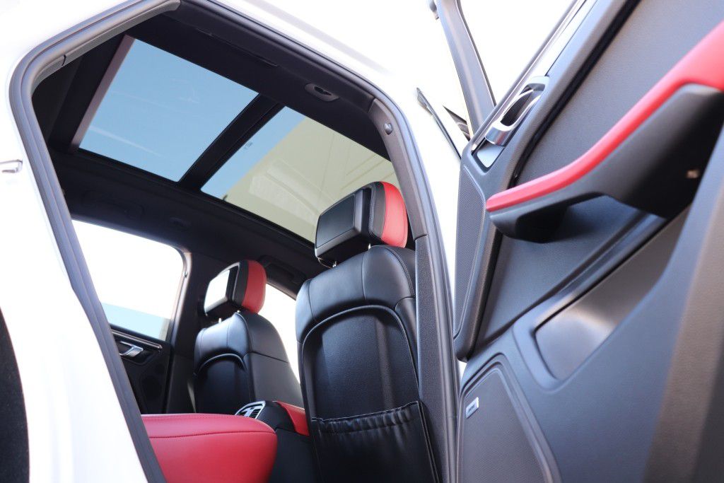 Photo 35 of this PORSCHE MACAN S