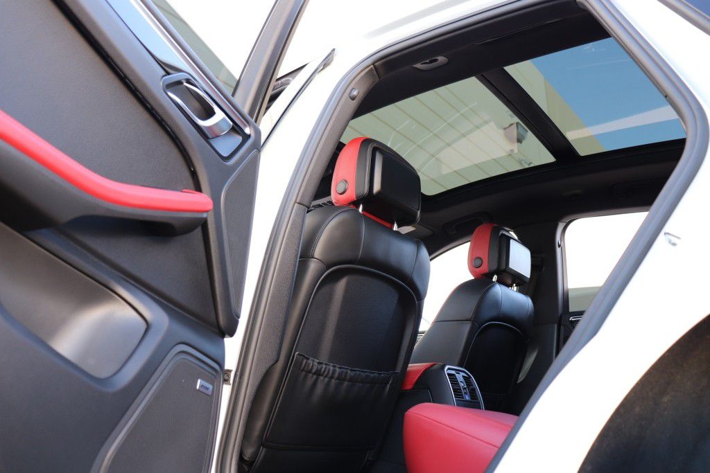 Photo 36 of this PORSCHE MACAN S
