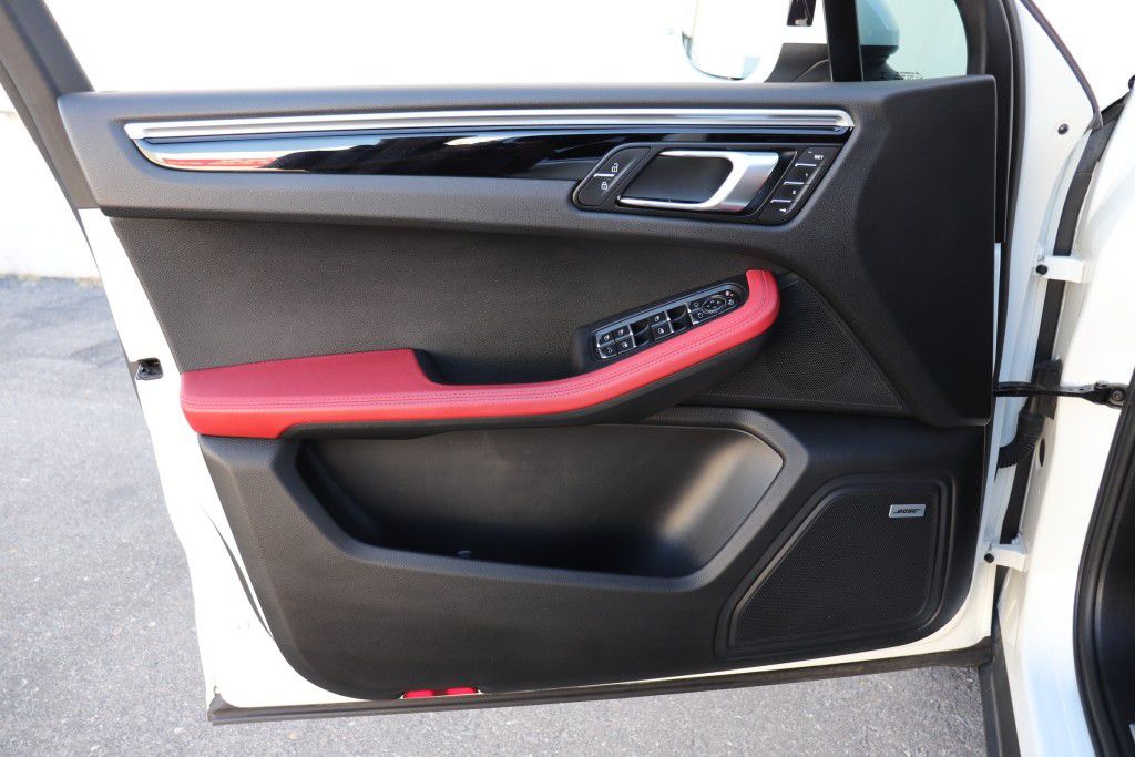Photo 37 of this PORSCHE MACAN S