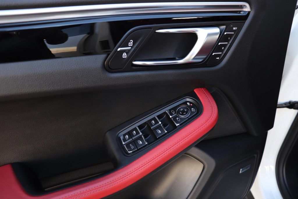 Photo 38 of this PORSCHE MACAN S