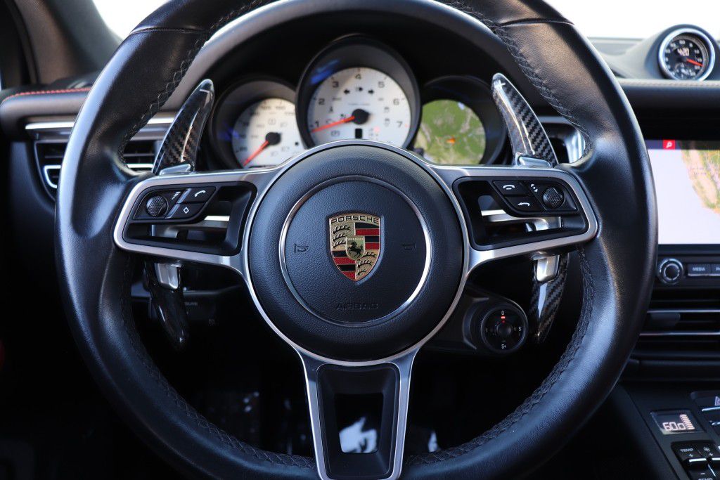 Photo 41 of this PORSCHE MACAN S