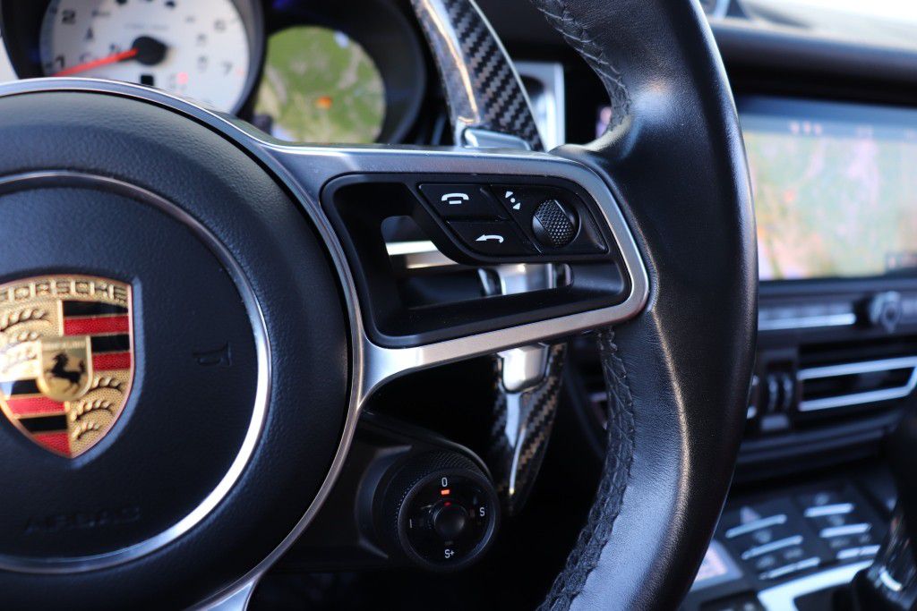 Photo 42 of this PORSCHE MACAN S