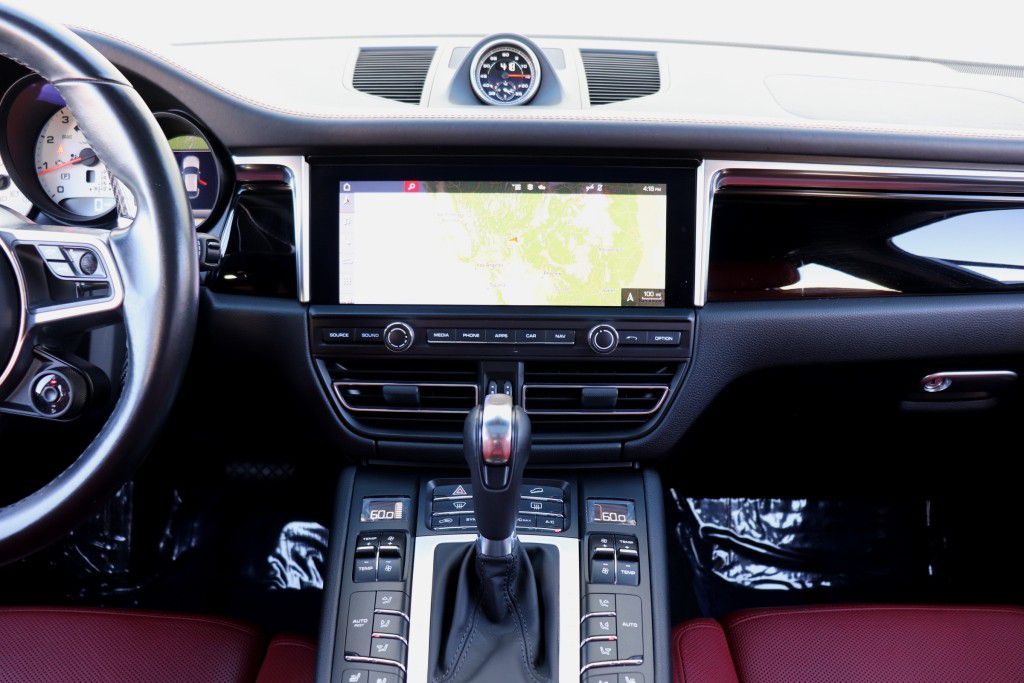 Photo 47 of this PORSCHE MACAN S