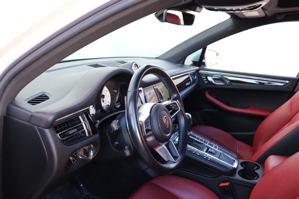 Photo 51 of this PORSCHE MACAN S