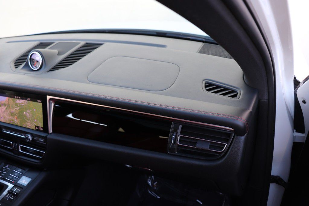 Photo 52 of this PORSCHE MACAN S