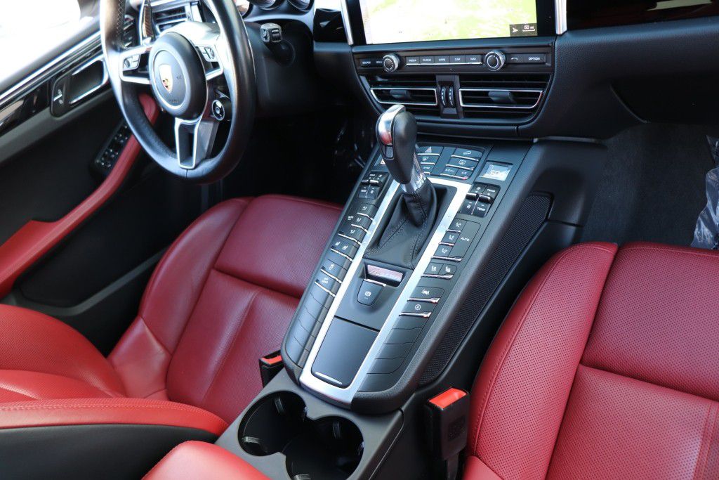 Photo 56 of this PORSCHE MACAN S