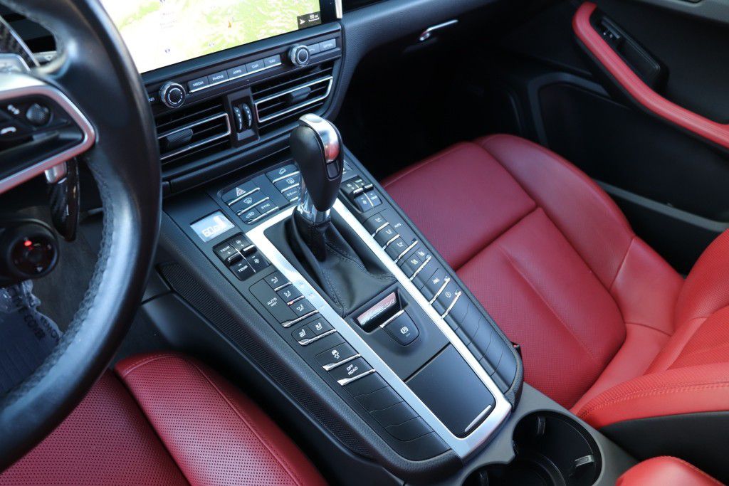Photo 57 of this PORSCHE MACAN S