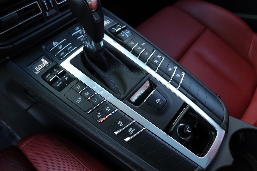 Photo 58 of this PORSCHE MACAN S
