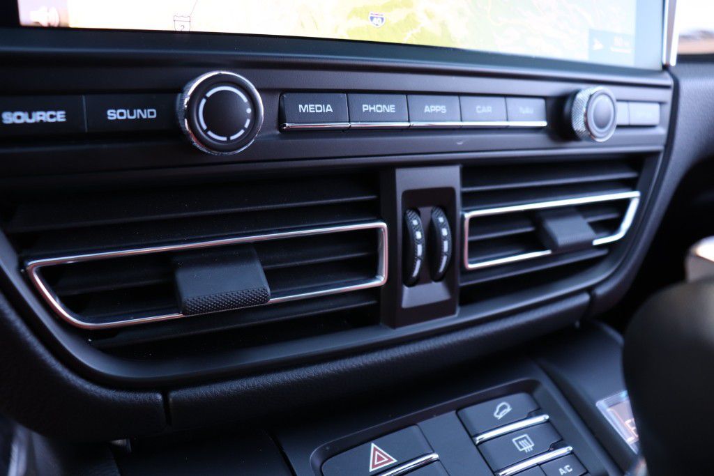 Photo 59 of this PORSCHE MACAN S