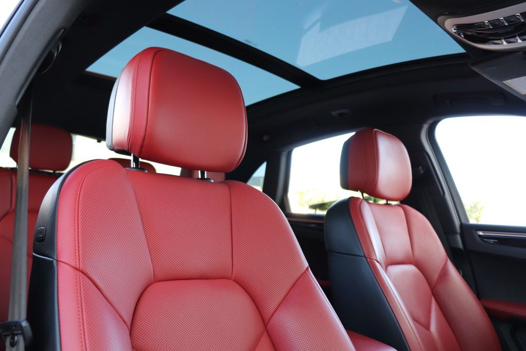 Photo 62 of this PORSCHE MACAN S