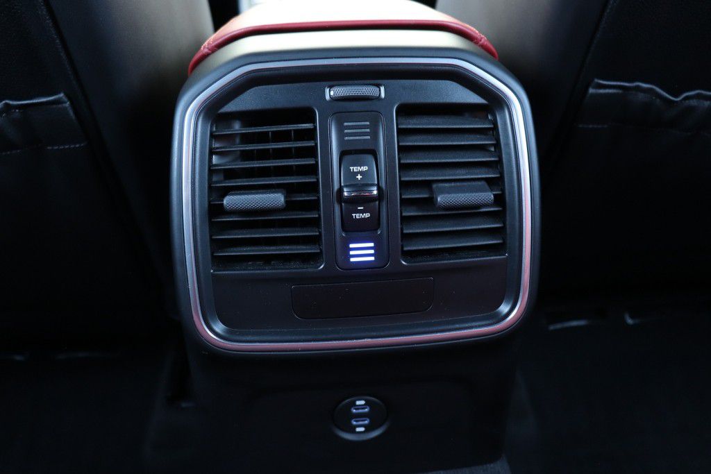 Photo 68 of this PORSCHE MACAN S