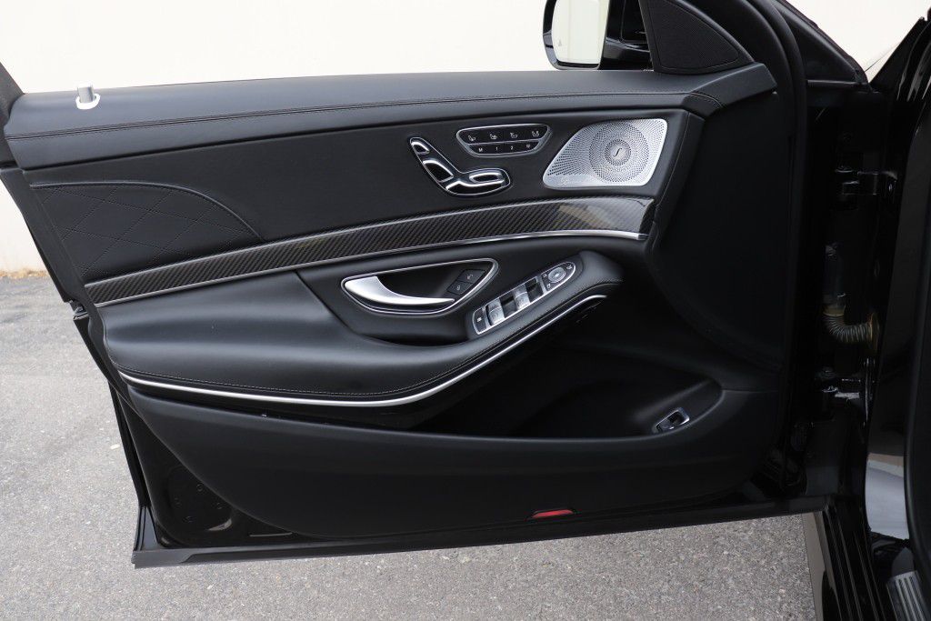 Photo 38 of this MERCEDES-BENZ S63 AMG 4MATIC